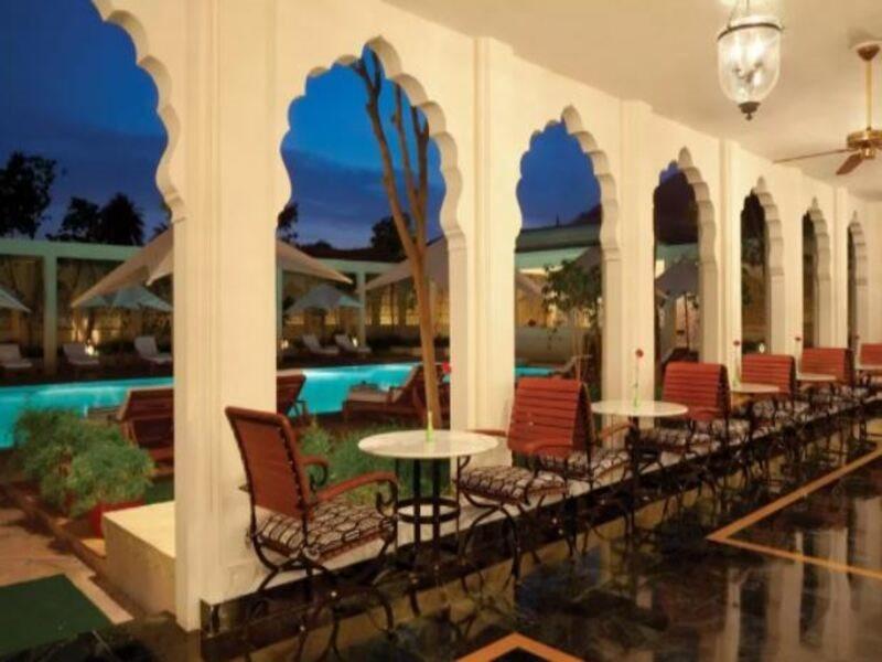 Trident Jaipur Hotell Exteriör bild The pool at the Taj Bengal