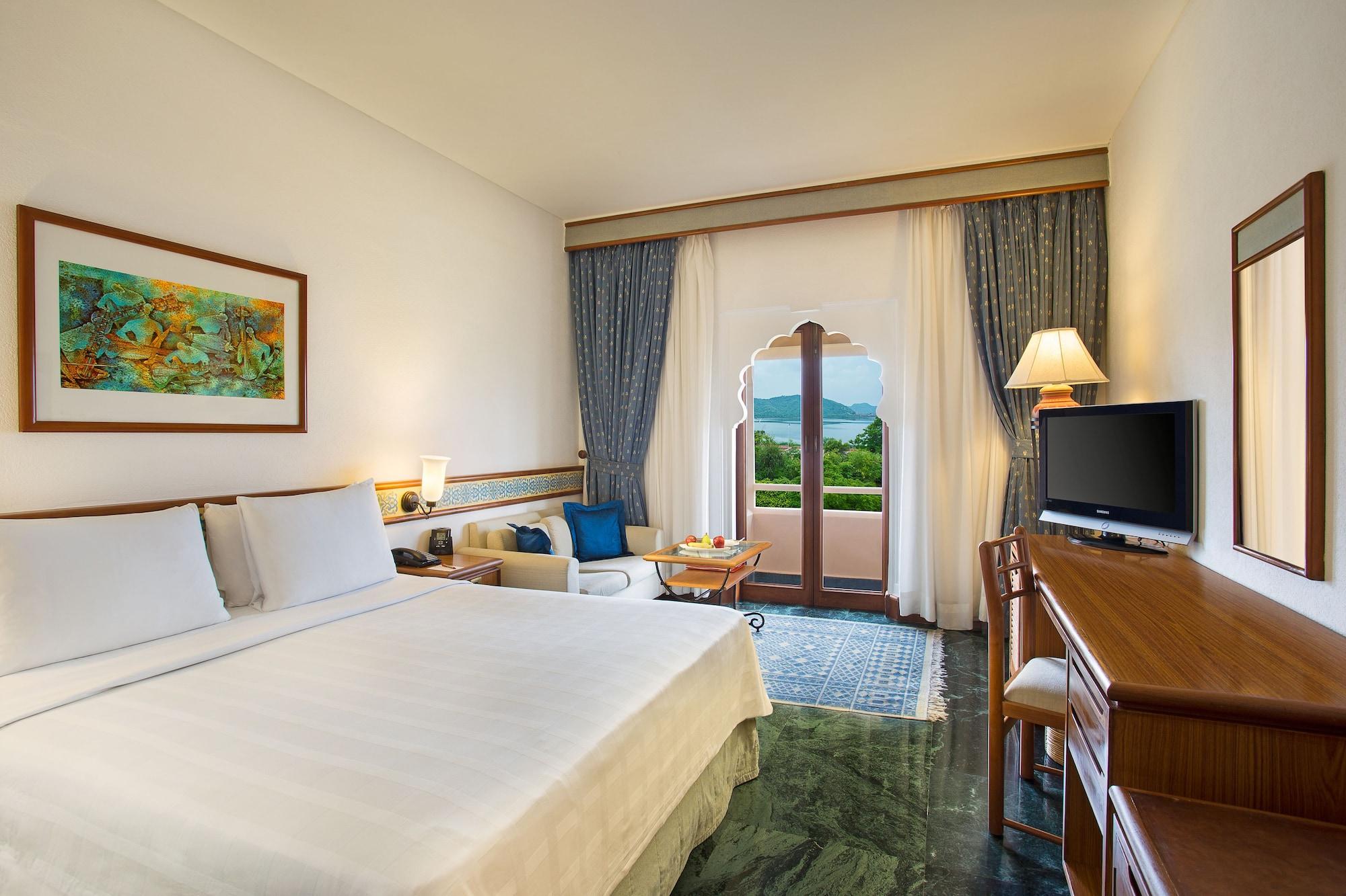 Trident Jaipur Hotell Exteriör bild A room at the resort