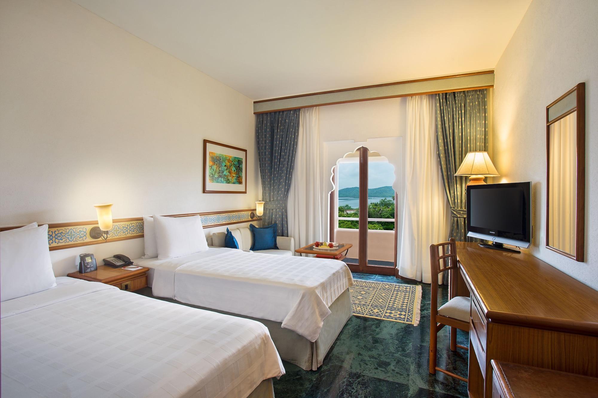 Trident Jaipur Hotell Exteriör bild A room at the resort