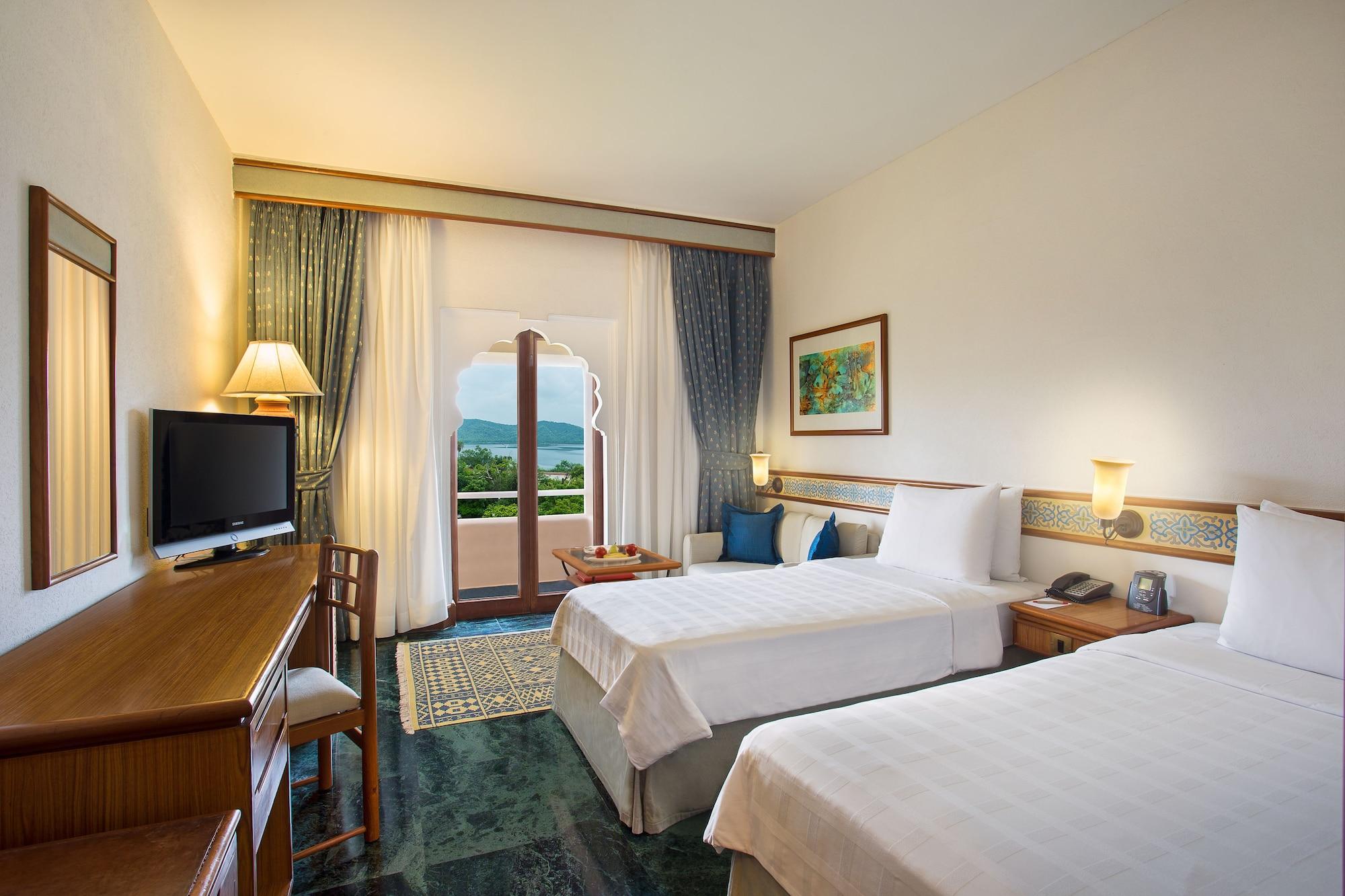 Trident Jaipur Hotell Exteriör bild A room at the resort