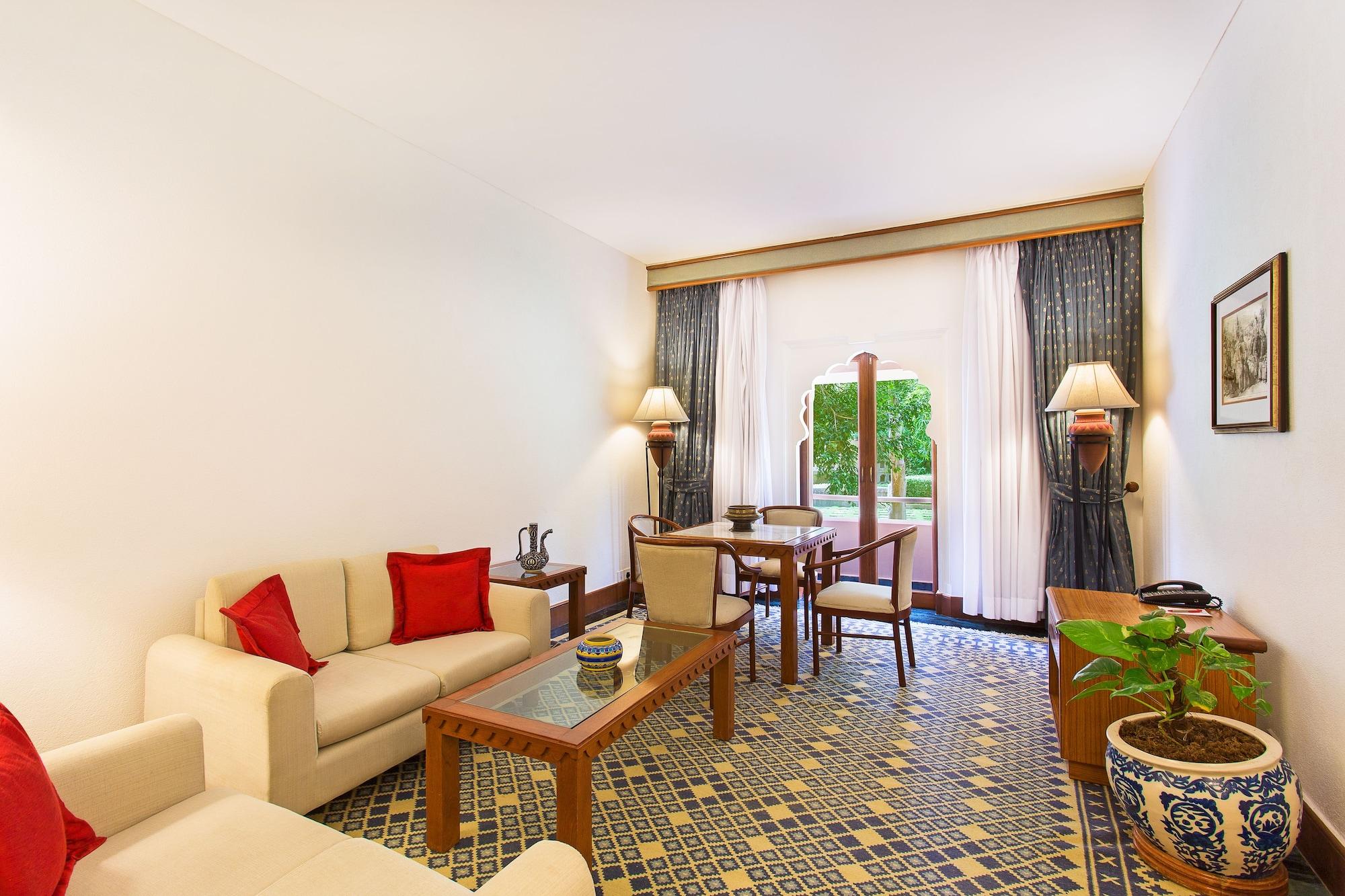 Trident Jaipur Hotell Exteriör bild A living room at the hotel