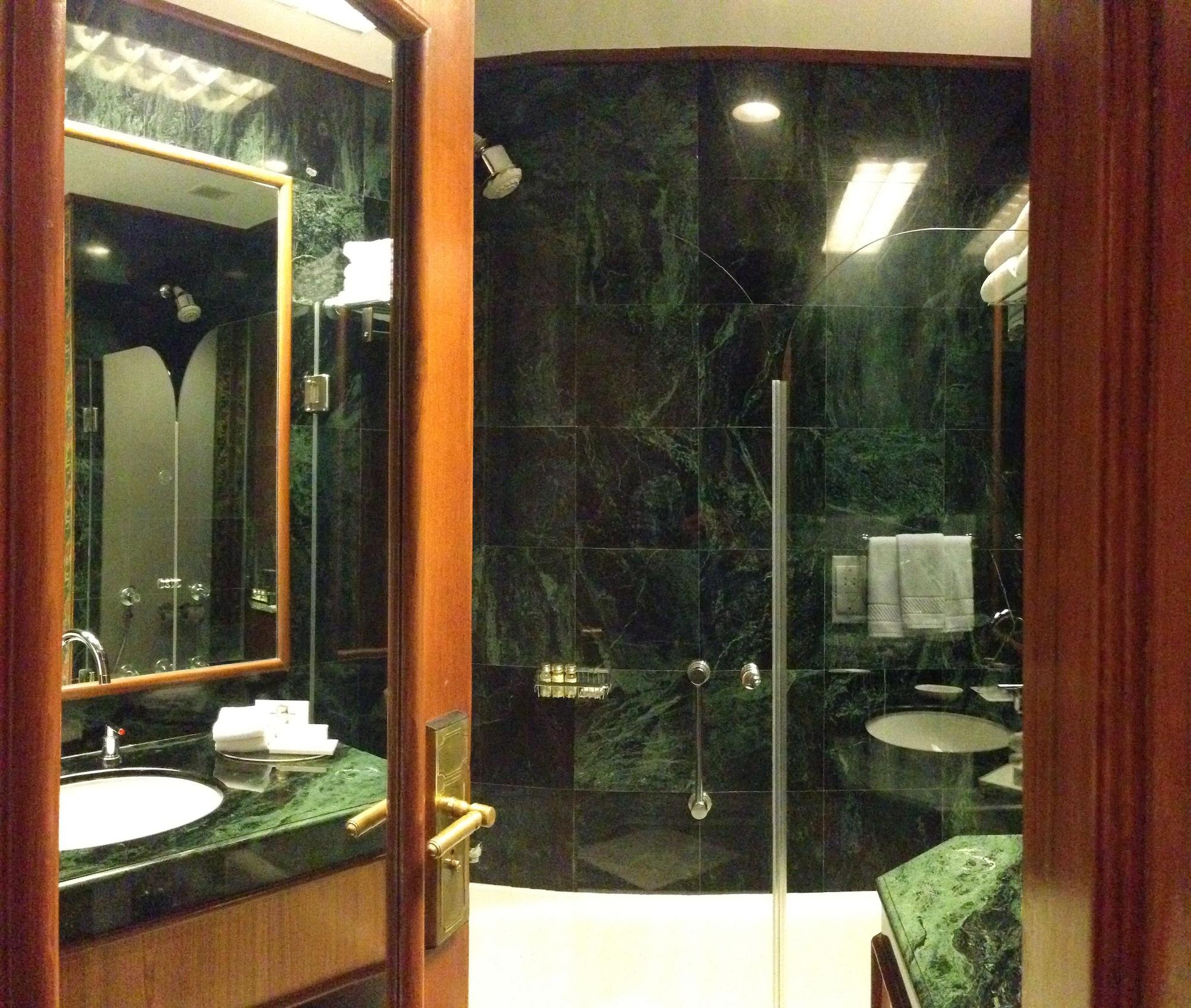 Trident Jaipur Hotell Exteriör bild Bathroom