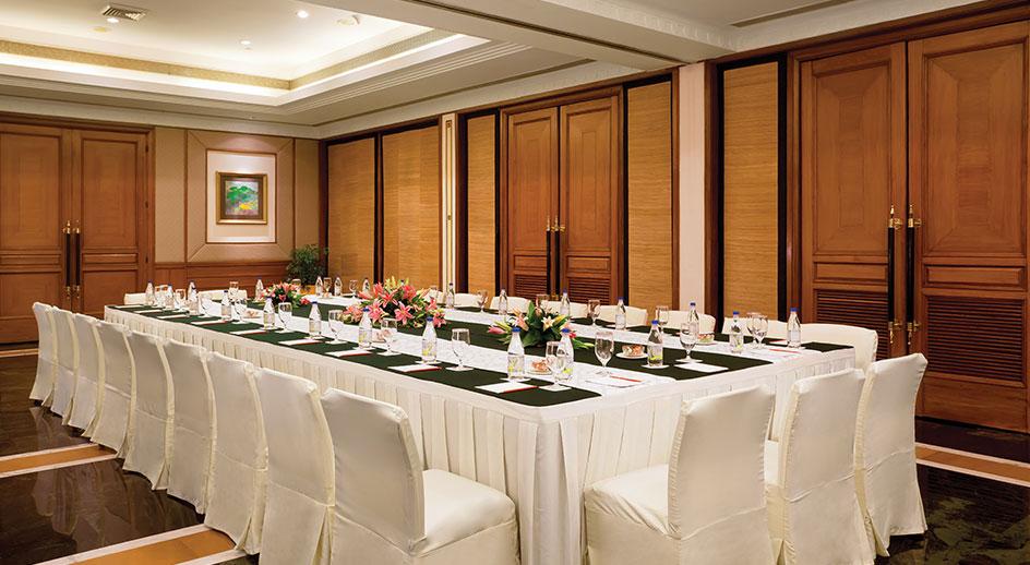 Trident Jaipur Hotell Exteriör bild A meeting room at the Taj Bengal