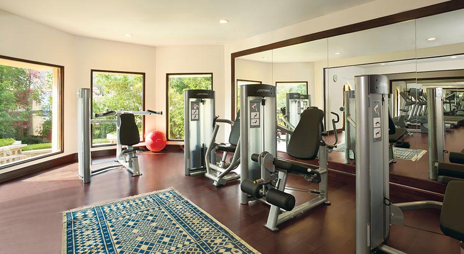 Trident Jaipur Hotell Exteriör bild The gym at the Taj Bengal