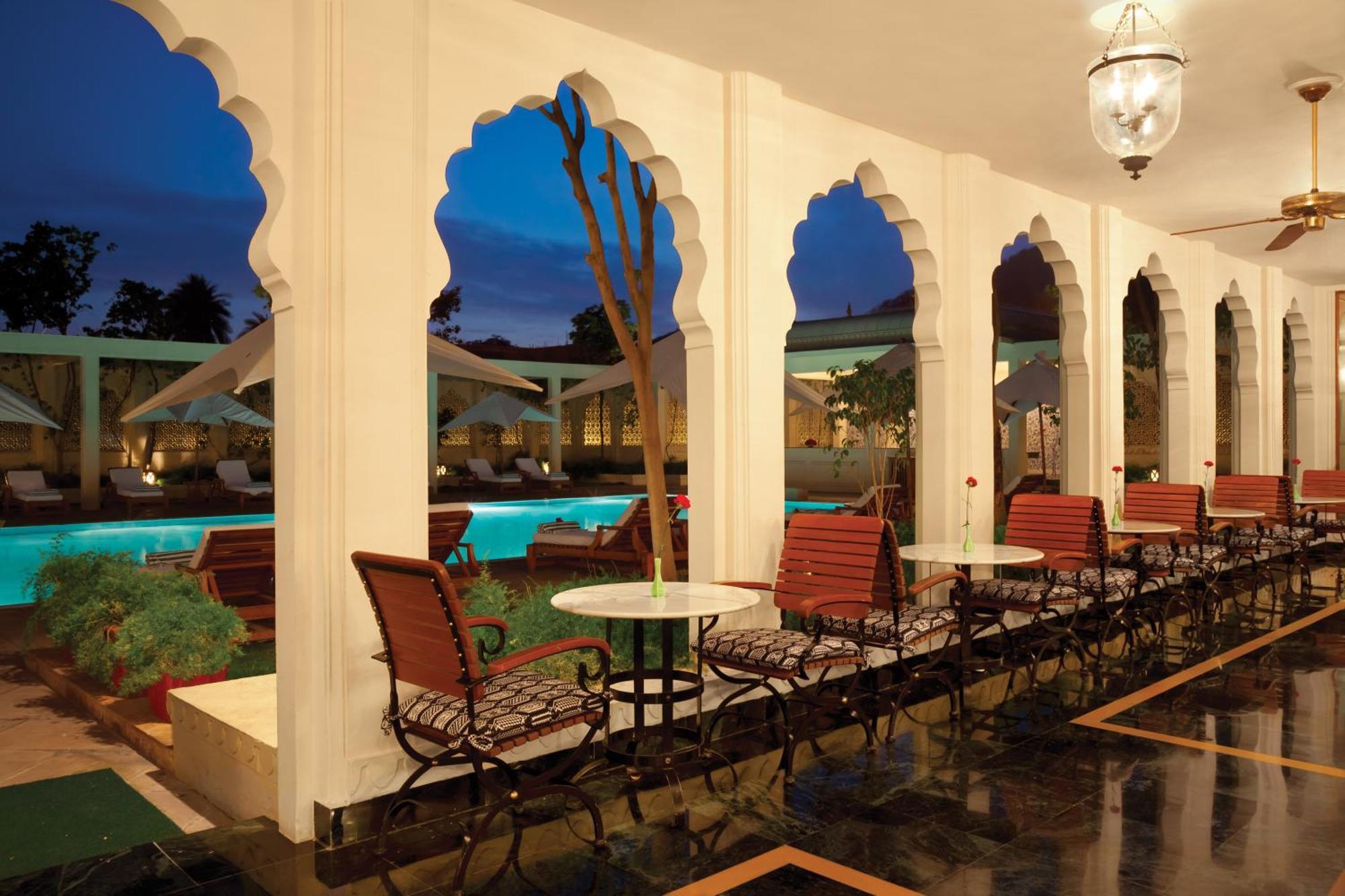 Trident Jaipur Hotell Exteriör bild The pool at the Taj Bengal