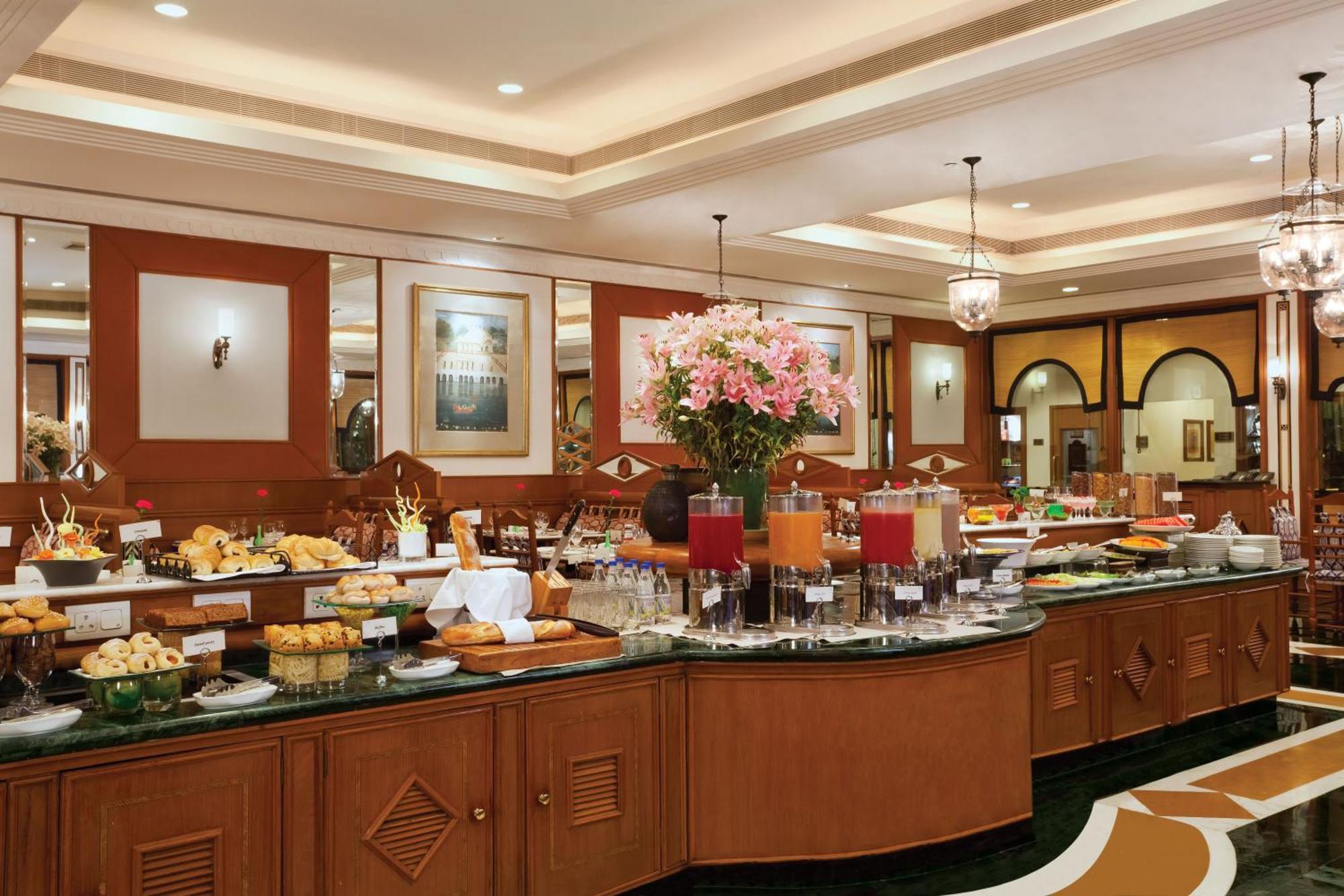 Trident Jaipur Hotell Exteriör bild The buffet at the hotel