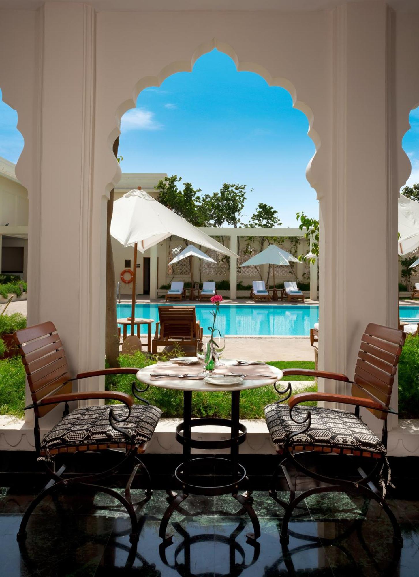Trident Jaipur Hotell Exteriör bild The pool at the Taj Bengal