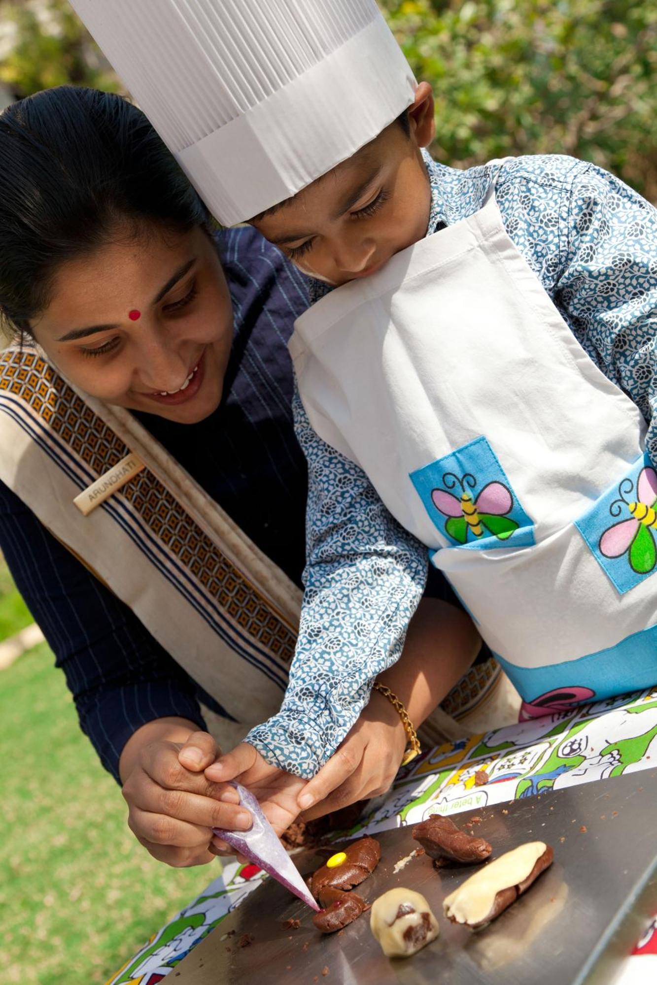 Trident Jaipur Hotell Exteriör bild A woman in India with her child