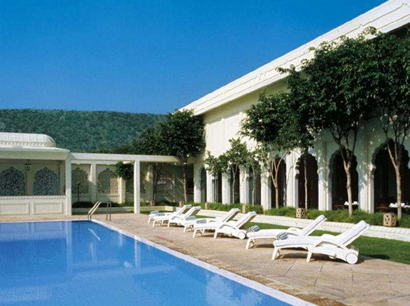 Trident Jaipur Hotell Exteriör bild The swimming pool at the hotel