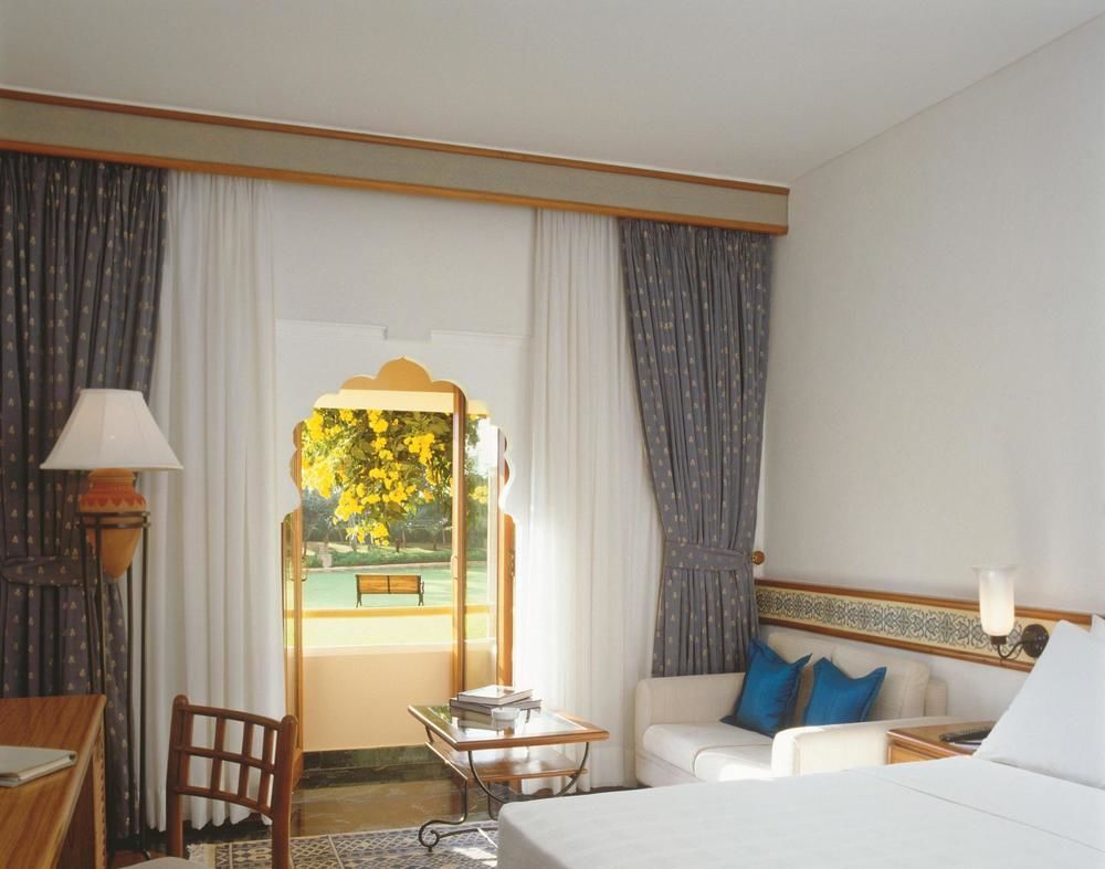 Trident Jaipur Hotell Exteriör bild A room at the Taj Mahal Palace