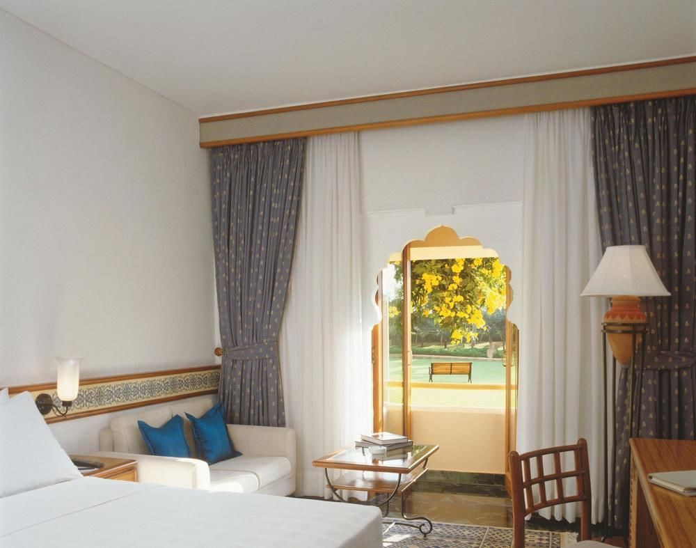 Trident Jaipur Hotell Exteriör bild A room at the Taj Mahal Palace