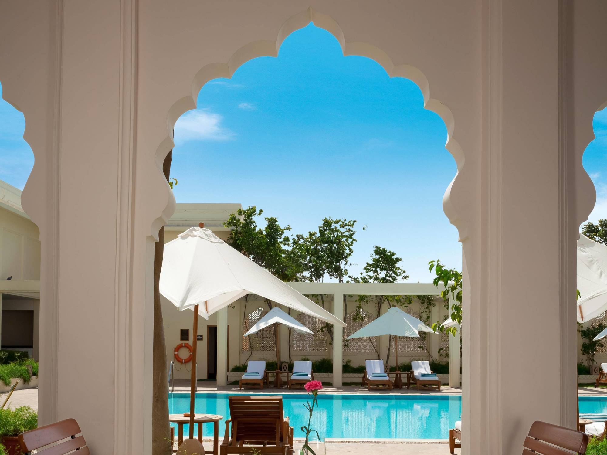 Trident Jaipur Hotell Exteriör bild The pool at the Taj Bengal